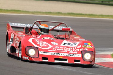 Imola İtalya - 8 Haziran 2012: LOLA T 296 BMW 1976 Imola Circuit 'te Imola Classic Festival 2012' de M. DEVIS ve H. REGout tarafından kullanıldı..