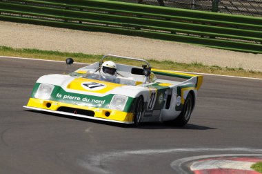 Imola İtalya - 8 Haziran 2012: CHEVRON B 36 BMW 1976 L. ROSSIAUD ve L. KOLLY tarafından Imola Circuit 'te 2012 Imola Classic Festival, İtalya.