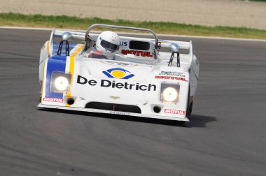 Imola İtalya - 8 Haziran 2012: CHEVRON B 36 BMW 1976, Imola Circuit 'te 2012 Imola Klasik Festivali' nde C. LE JeEAN tarafından kullanıldı..