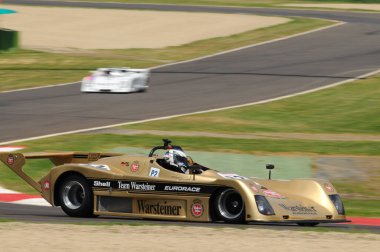 Imola İtalya - 8 Haziran 2012: TOJ SC 204 BMW 1976 J. BELLETESTE ve R. BELLETESTE tarafından Imola Circuit 'te 2012 Imola Klasik Festivali' nde yapılan tatbikat sırasında kullanıldı..