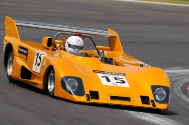 Imola İtalya - 8 Haziran 2012: LOLA T 290 BDG 1973 Imola Circuit 'te Imola Classic Festival 2012' de M. BAUDOIN tarafından kullanıldı..