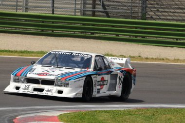 Imola İtalya - 8 Haziran 2012: LANCIA Beta Montecarlo 1979, Imola Circuit 'te 2012 Imola Klasik Festivali' nde F. VALLE tarafından kullanıldı..