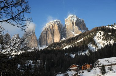 Campitello di Fassa, Şubat 2014: Campitello di Fassa 'da görülen Sassolungo dolomite grubunun güzel manzarası. İtalya 'da Güney Tirol.