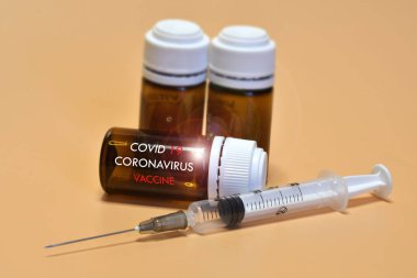 Covid-19 koronavirüs aşısı. Şırınga ve aşı şişesi. Coronavirüs covid-19 tedavisi.