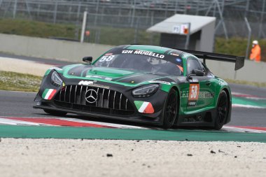 İtalya - 25 Mart 2021: # 58 Mercedes-AMG GT3 Milletvekili Yarış Takımı Thomas Gostner-David Gostner-Corinna Gostner-Manuela Gostner-Giorgio Sernagiotto tarafından Mugello Pisti 'nde yapılan 12h Hankook Yarışı sırasında kullanıldı.