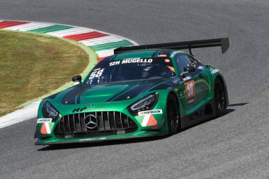 Scarperia, 25 Mart 2021: Gostner-Sernagiotto tarafından sürülen Mercedes-AMG GT3 yarışı İtalya Mugello Pisti 'nde 12: 00 Hankook Yarışı sırasında gerçekleşti.