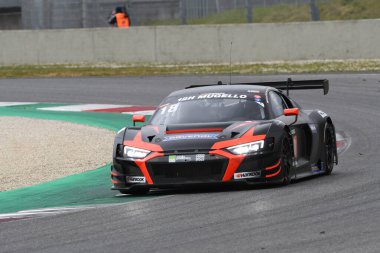Scarperia, 25 Mart 2021: Rutronik Racing 'den Audi R8 LMS GT3 Doppelmayr-Kaffer-Erhart-Herberger tarafından sürülen TECE Ekibi İtalya' daki Mugello Pisti 'nde 12: 00 Hankook Yarışı sırasında görev başında.
