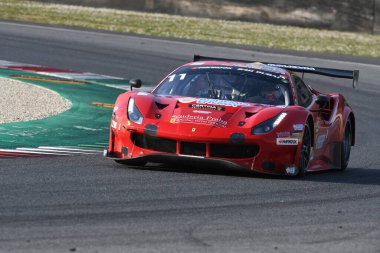 Scarperia, 25 Mart 2021: Scuderia Praha Yarış Takımı 'ndan Ferrari 488 GT3 Kral-Pisarik-Malucelli tarafından İtalya' daki Mugello Pisti 'nde yapılan 12..
