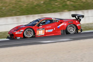 Scarperia, 25 Mart 2021: Scuderia Praha Yarış Takımı 'ndan Ferrari 488 GT3 Kral-Pisarik-Malucelli tarafından İtalya' daki Mugello Pisti 'nde yapılan 12..