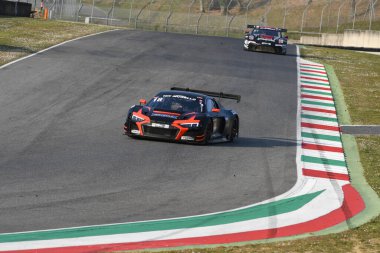 Scarperia, 25 Mart 2021: Rutronik Racing 'den Audi R8 LMS GT3 Doppelmayr-Kaffer-Erhart-Herberger tarafından sürülen TECE Ekibi İtalya' daki Mugello Pisti 'nde 12: 00 Hankook Yarışı sırasında görev başında.