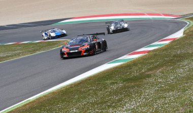 Scarperia, 25 Mart 2021: Rutronik Racing 'den Audi R8 LMS GT3 Doppelmayr-Kaffer-Erhart-Herberger tarafından sürülen TECE Ekibi İtalya' daki Mugello Pisti 'nde 12: 00 Hankook Yarışı sırasında görev başında.