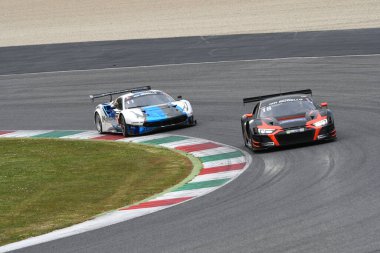 Scarperia, 25 Mart 2021: Rutronik Racing 'den Audi R8 LMS GT3 Doppelmayr-Kaffer-Erhart-Herberger tarafından sürülen TECE Ekibi İtalya' daki Mugello Pisti 'nde 12: 00 Hankook Yarışı sırasında görev başında.