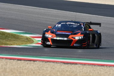 Scarperia, 25 Mart 2021: Rutronik Racing 'den Audi R8 LMS GT3 Doppelmayr-Kaffer-Erhart-Herberger tarafından sürülen TECE Ekibi İtalya' daki Mugello Pisti 'nde 12: 00 Hankook Yarışı sırasında görev başında.