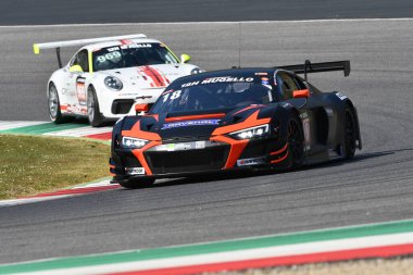 Scarperia, 25 Mart 2021: Rutronik Racing 'den Audi R8 LMS GT3 Doppelmayr-Kaffer-Erhart-Herberger tarafından sürülen TECE Ekibi İtalya' daki Mugello Pisti 'nde 12: 00 Hankook Yarışı sırasında görev başında.