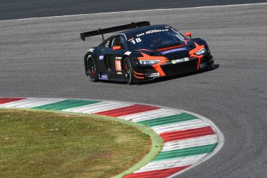 Scarperia, 25 Mart 2021: Rutronik Racing 'den Audi R8 LMS GT3 Doppelmayr-Kaffer-Erhart-Herberger tarafından sürülen TECE Ekibi İtalya' daki Mugello Pisti 'nde 12: 00 Hankook Yarışı sırasında görev başında.