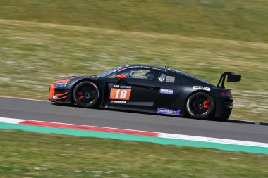 Scarperia, 25 Mart 2021: Rutronik Racing 'den Audi R8 LMS GT3 Doppelmayr-Kaffer-Erhart-Herberger tarafından sürülen TECE Ekibi İtalya' daki Mugello Pisti 'nde 12: 00 Hankook Yarışı sırasında görev başında.