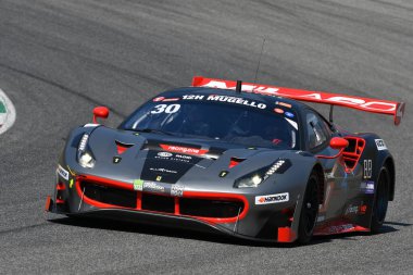 Scarperia, 25 Mart 2021: Ferrari 488 MiddleCap takımından Scuderia Praha Team ile yarışıyor King-Vboh-Vboh tarafından sürülüyor.
