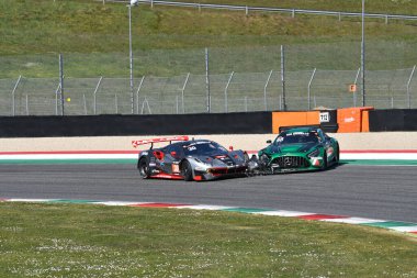 Scarperia, 25 Mart 2021: Gostner-Sernagiotto tarafından sürülen Mercedes-AMG GT3 yarışı İtalya Mugello Pisti 'nde 12: 00 Hankook Yarışı sırasında gerçekleşti.