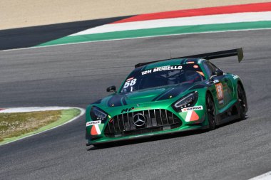 Scarperia, 25 Mart 2021: Gostner-Sernagiotto tarafından sürülen Mercedes-AMG GT3 yarışı İtalya Mugello Pisti 'nde 12: 00 Hankook Yarışı sırasında gerçekleşti.