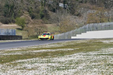 Scarperia, 25 Mart 2021: Porsche 911 GT3 R of Haegeli T2 Racing Team tarafından sürülen Decurtins-Lauck-Basseng-Dreisow 12: 00 Hankook yarışı sırasında İtalya 'da Mugello Pisti' nde.
