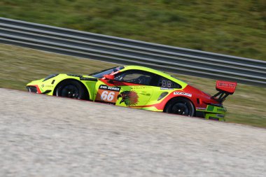 Scarperia, 25 Mart 2021: Porsche 911 GT3 R of Haegeli T2 Racing Team tarafından sürülen Decurtins-Lauck-Basseng-Dreisow 12: 00 Hankook yarışı sırasında İtalya 'da Mugello Pisti' nde.