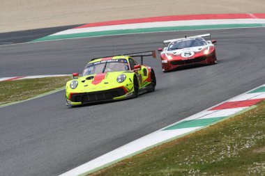 Scarperia, 25 Mart 2021: Porsche 911 GT3 R of Haegeli T2 Racing Team tarafından sürülen Decurtins-Lauck-Basseng-Dreisow 12: 00 Hankook yarışı sırasında İtalya 'da Mugello Pisti' nde.