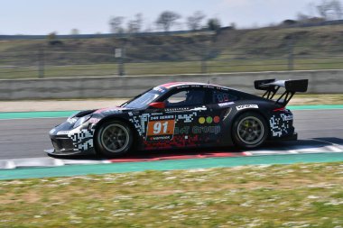 Scarperia, 25 Mart 2021: Porsche 911 GT3 R of Herberth Motorsport Team Allemann-Bohn-Renauer-Renauer tarafından İtalya 'daki Mugello Pisti' nde yapılan 12h Hankook Yarışı sırasında kullanıldı..