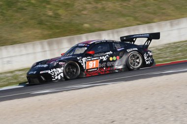 Scarperia, 25 Mart 2021: Porsche 911 GT3 R of Herberth Motorsport Team Allemann-Bohn-Renauer-Renauer tarafından İtalya 'daki Mugello Pisti' nde yapılan 12h Hankook Yarışı sırasında kullanıldı..