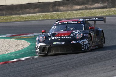 Scarperia, 25 Mart 2021: Porsche 911 GT3 R of Herberth Motorsport Team Allemann-Bohn-Renauer-Renauer tarafından İtalya 'daki Mugello Pisti' nde yapılan 12h Hankook Yarışı sırasında kullanıldı..