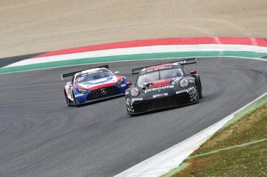Scarperia, 25 Mart 2021: Porsche 911 GT3 R of Herberth Motorsport Team Allemann-Bohn-Renauer-Renauer tarafından İtalya 'daki Mugello Pisti' nde yapılan 12h Hankook Yarışı sırasında kullanıldı..