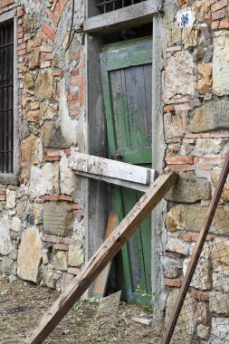 İtalya 'nın Toskana kırsalında terk edilmiş ve harap olmuş eski bir taş ev.