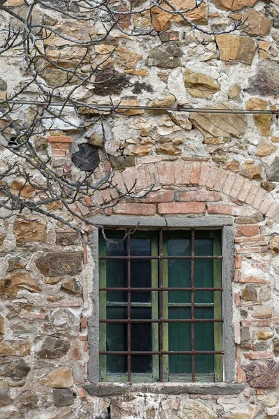 Ventana Con Vidrios Rotos Vieja Casa Piedra Abandonada Ruinas Campiña — Foto de Stock