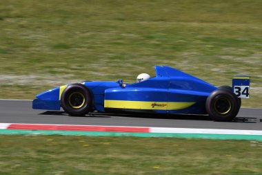 Scarperia, 9 Nisan 2021: Lola T96 Alfa Romeo F3000 Formülü BOSS GP Şampiyonası antrenmanı sırasında Mugello Pisti 'nde bilinmeyen bir şekilde kullanıldı. İtalya