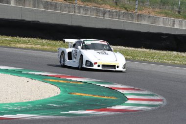 Scarperia, 9 Nisan 2021: Porsche 935 K3 İtalyan Tarihi Şampiyonası antrenmanı sırasında Mugello Pisti 'nde bilinmiyor. İtalya