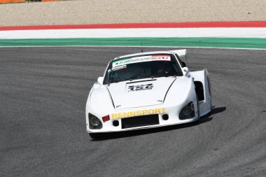 Scarperia, 9 Nisan 2021: Porsche 935 K3 İtalyan Tarihi Şampiyonası antrenmanı sırasında Mugello Pisti 'nde bilinmiyor. İtalya