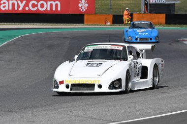 Scarperia, 9 Nisan 2021: Porsche 935 K3 İtalyan Tarihi Şampiyonası antrenmanı sırasında Mugello Pisti 'nde bilinmiyor. İtalya