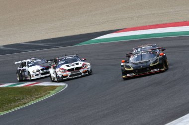 İtalya - 25 Mart 2021: Lotus Exige V6 Cup R of Lotus PB Racing Team D 'Aste-Utzieri-Grimaldi-Abbati tarafından İtalya' daki Mugello Pisti 'nde yapılan 12h Hankook Yarışı sırasında kullanıldı.