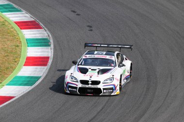 Mugello Pisti, İtalya - 15 Temmuz 2017: BMW M6 GT3 - BMW Italia Team 'in Süper GT3 kategorisi, A. Cerqui ve S. Comandini, Mugello Circuit' te Campionato Italiano GT.