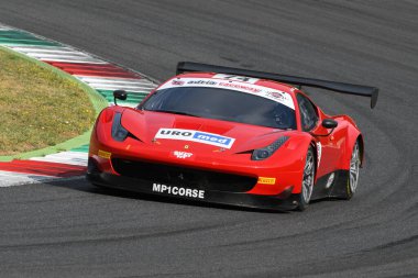 Mugello Pisti, İtalya - 15 Temmuz 2017: MP1 Corse Team 'ten Ferrari 458 GT3 Super GT3, N. Benucci, Campionato Italiano GT Mugello Pisti.