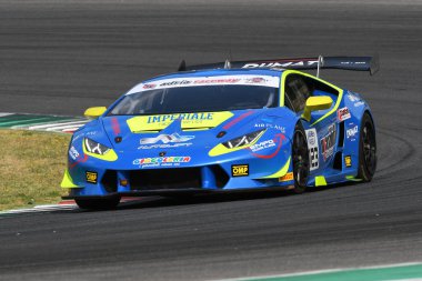 Mugello Pisti, İtalya - 15 Temmuz 2017: Lamborghini Huracan GT3 IMPERIALE RACING Ekibi PASTORELLLI Nicola - BONACINI Alessandro, Campionato Italiano GT Mugello Pisti.