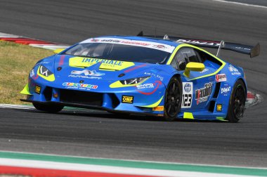Mugello Pisti, İtalya - 15 Temmuz 2017: Lamborghini Huracan GT3 IMPERIALE RACING Ekibi PASTORELLLI Nicola - BONACINI Alessandro, Campionato Italiano GT Mugello Pisti.