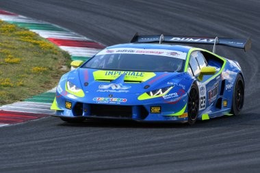 Mugello Pisti, İtalya - 15 Temmuz 2017: Lamborghini Huracan GT3 IMPERIALE RACING Ekibi PASTORELLLI Nicola - BONACINI Alessandro, Campionato Italiano GT Mugello Pisti.