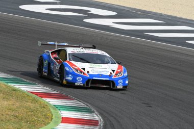 Mugello Pisti, İtalya - 15 Temmuz 2017: Lamborghini Huracan GT3S Ombra S. Ekibi BERETTA Michele - FRASSINETI Alex, Mugello Pisti 'nde Campionato Italiano GT.