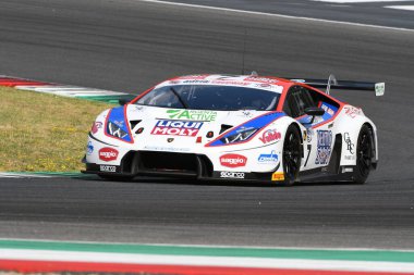 Mugello Pisti, İtalya - 15 Temmuz 2017: Lamborghini Huracan GT3S Ombra S. Takımı CASSARA 'nın Marco - GENTILI Roberto, Campionato Italiano GT Mugello Pisti' nde.