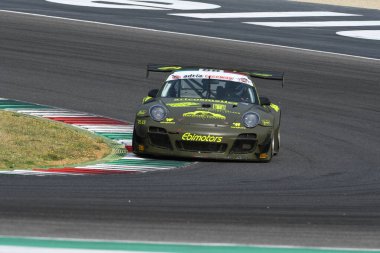 Mugello Pisti, İtalya - 15 Temmuz 2017: Porsche 997 GT3 EBIMOTORS Ekibi VENEROSI PESCIOLINI Paol - BACCANI Alessandro, Campionato Italiano GT Mugello Pisti.
