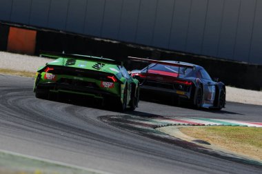 Mugello Pisti, İtalya - 17 Temmuz 2016: Lamborghini Huracan GT3 - Mirko Bortolotti ve J.Mul tarafından sürülen Imperiale Racing Super GT3, Mugello Pisti 'nde Campionato Italiano GT
