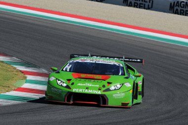 Mugello Pisti, İtalya - 17 Temmuz 2016: Lamborghini Huracan GT3 - Mirko Bortolotti ve J.Mul tarafından sürülen Imperiale Racing Super GT3, Mugello Pisti 'nde Campionato Italiano GT