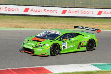 Mugello Pisti, İtalya - 17 Temmuz 2016: Lamborghini Huracan GT3 - Mirko Bortolotti ve J.Mul tarafından sürülen Imperiale Racing Super GT3, Mugello Pisti 'nde Campionato Italiano GT