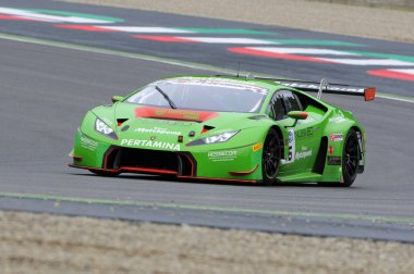 Mugello Pisti, İtalya - 17 Temmuz 2016: Lamborghini Huracan GT3 - Mirko Bortolotti ve J.Mul tarafından sürülen Imperiale Racing Super GT3, Mugello Pisti 'nde Campionato Italiano GT