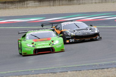 Mugello Pisti, İtalya - 17 Temmuz 2016: Lamborghini Huracan GT3 - Mirko Bortolotti ve J.Mul tarafından sürülen Imperiale Racing Super GT3, Mugello Pisti 'nde Campionato Italiano GT